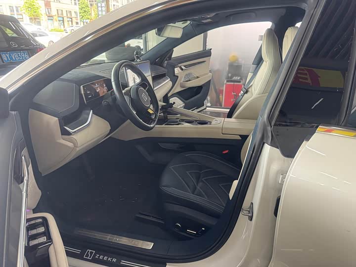 Фото 6 - Zeekr 001