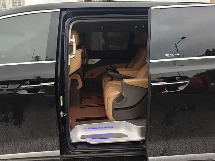 Фото 9 - Denza D9