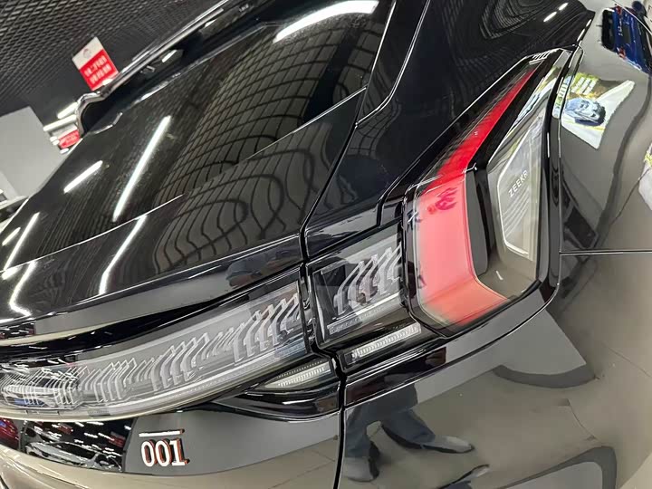 Фото 14 - Zeekr 001