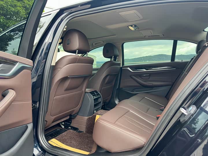 Фото 16 - BMW 5 Series