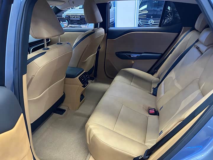 Фото 19 - Lexus RZ