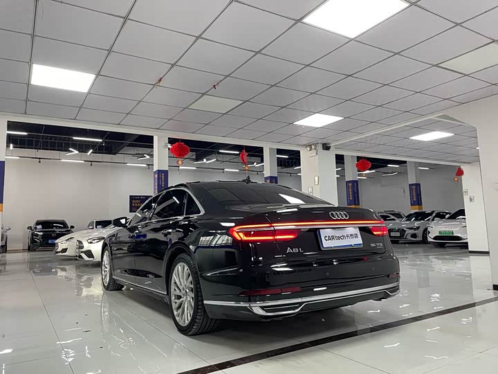 Фото 12 - Audi A8