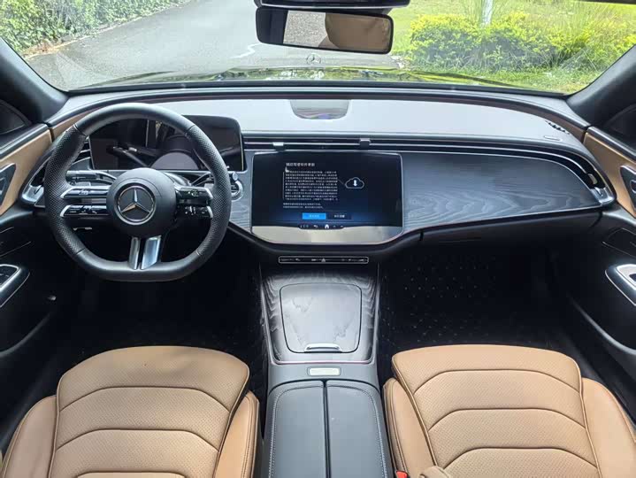 Фото 15 - Mercedes-Benz E-Class