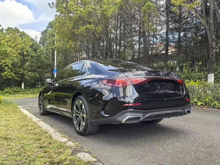 Фото 4 - Mercedes-Benz E-Class