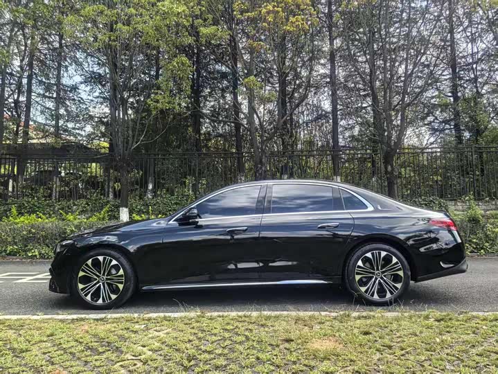 Фото 7 - Mercedes-Benz E-Class