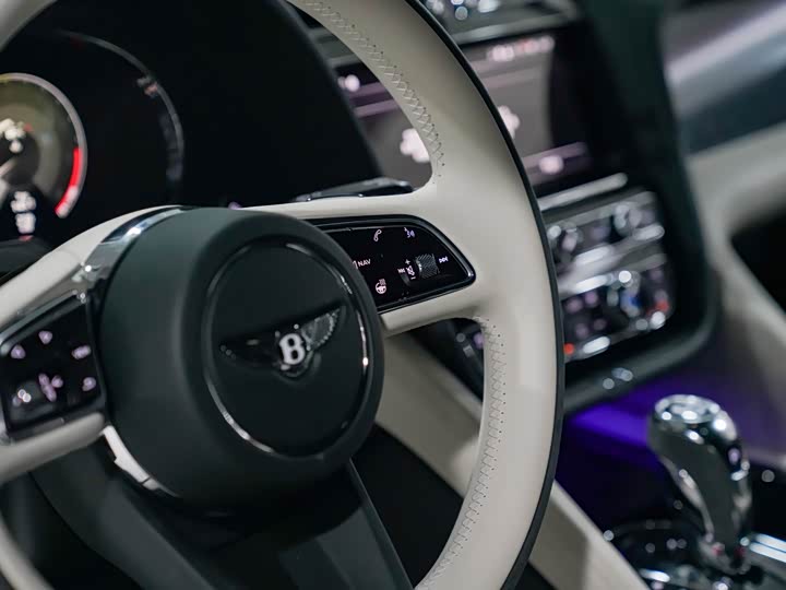 Фото 15 - Bentley Bentayga