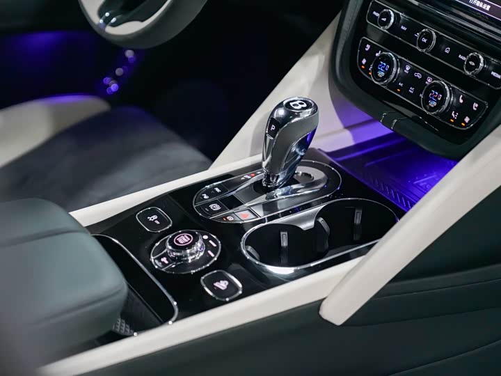 Фото 18 - Bentley Bentayga