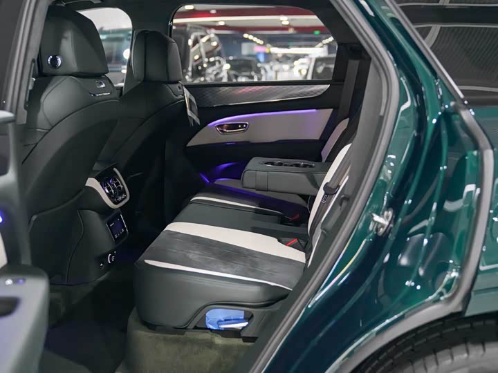 Фото 24 - Bentley Bentayga