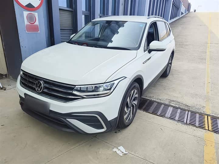 Фото 2 - Volkswagen Tiguan L Pro