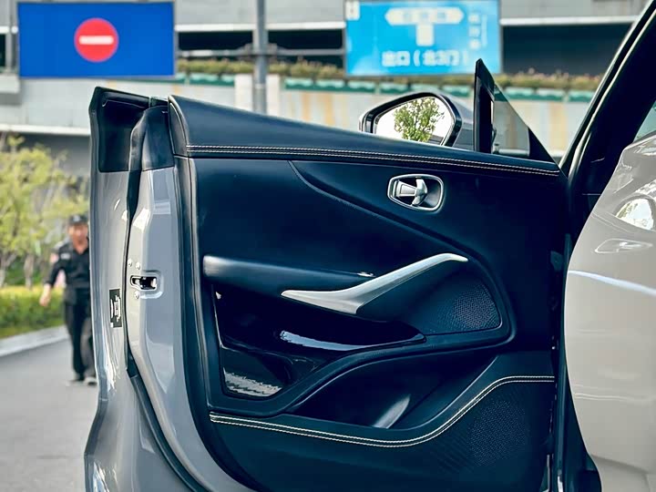 Фото 11 - Aston Martin DBX