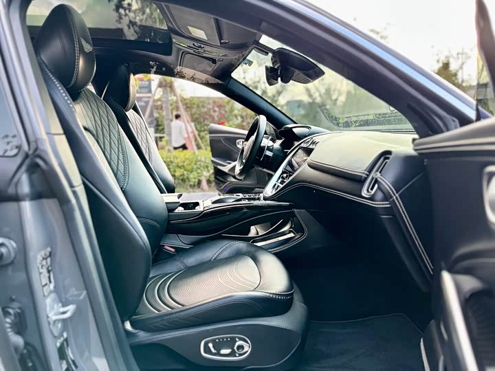 Фото 13 - Aston Martin DBX