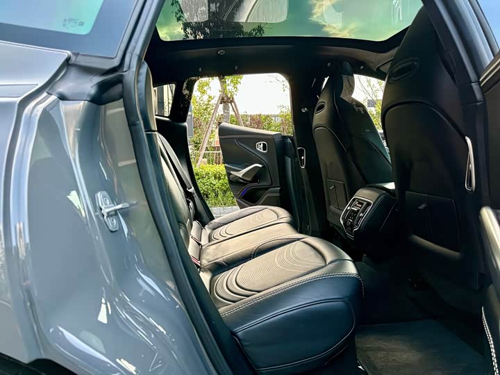 Фото 16 - Aston Martin DBX