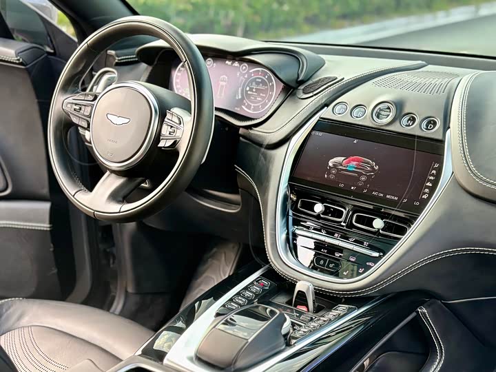Фото 17 - Aston Martin DBX