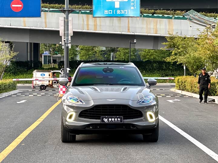 Фото 2 - Aston Martin DBX
