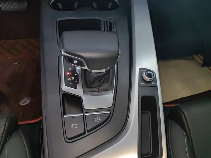 Фото 14 - Audi A4L