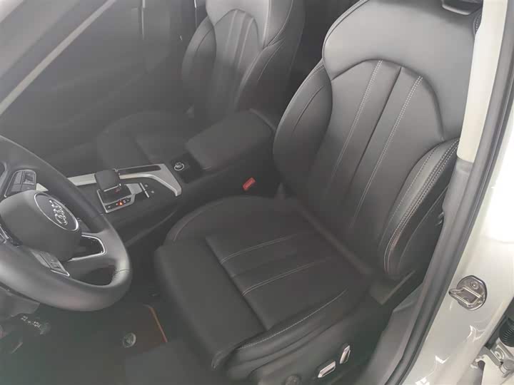 Фото 15 - Audi A4L