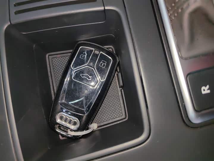 Фото 9 - Audi A4L