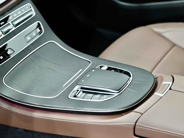 Фото 11 - Mercedes-Benz E-Class