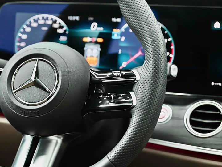 Фото 12 - Mercedes-Benz E-Class