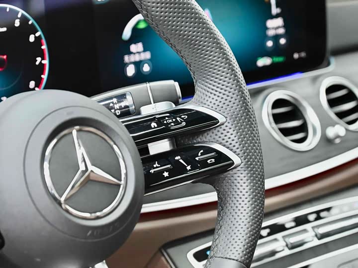 Фото 13 - Mercedes-Benz E-Class