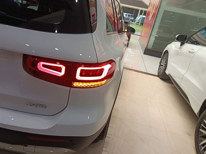 Фото 8 - Mercedes-Benz GLB-Class