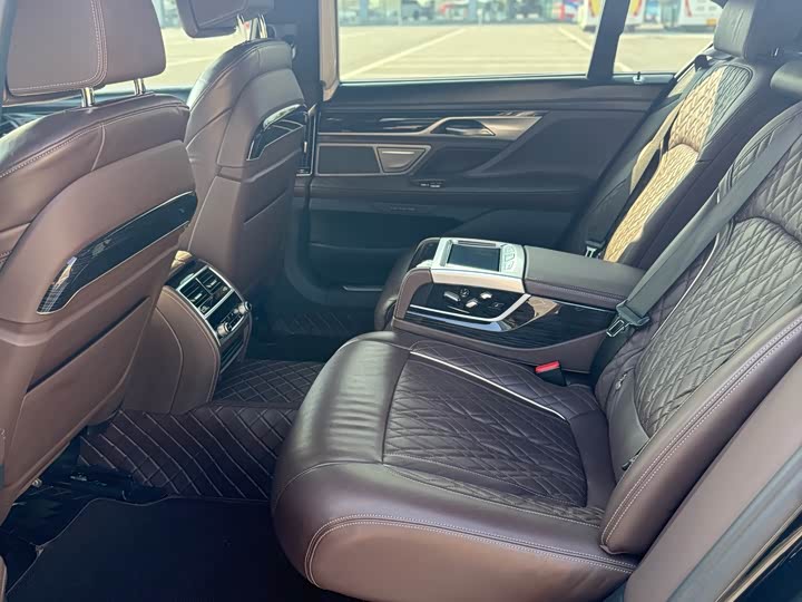 Фото 8 - BMW 7 Series