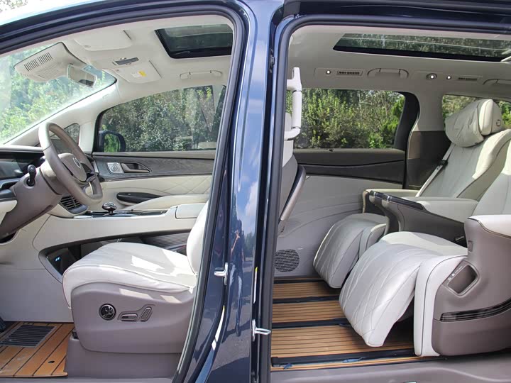 Фото 11 - Denza D9