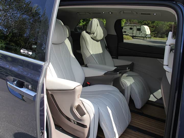 Фото 16 - Denza D9