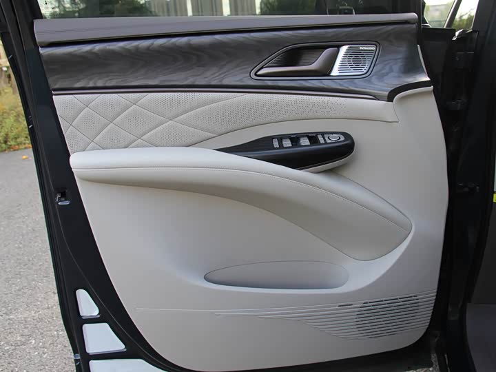 Фото 9 - Denza D9