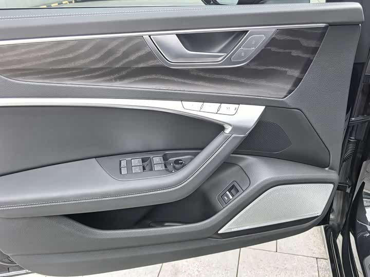 Фото 15 - Audi A6L