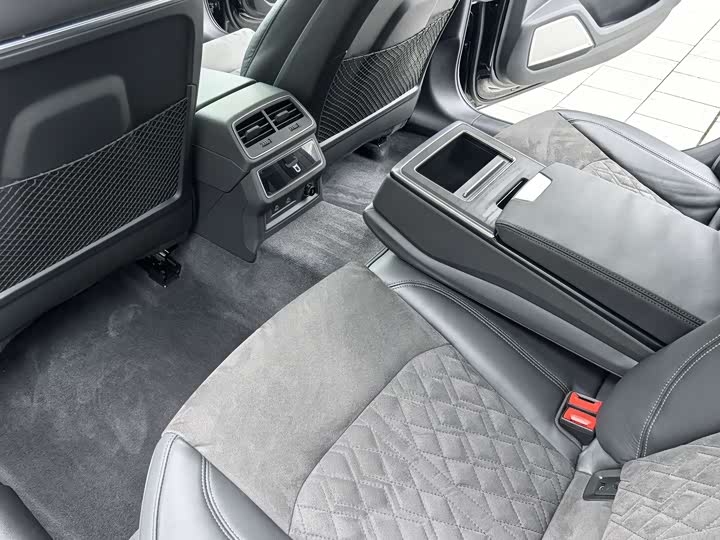 Фото 17 - Audi A6L