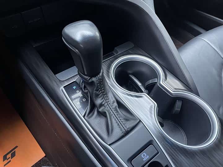 Фото 10 - Toyota Camry