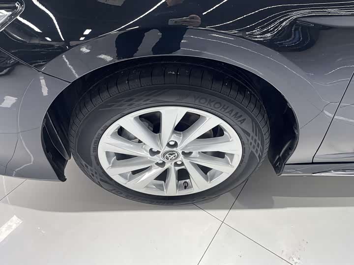 Фото 13 - Toyota Camry