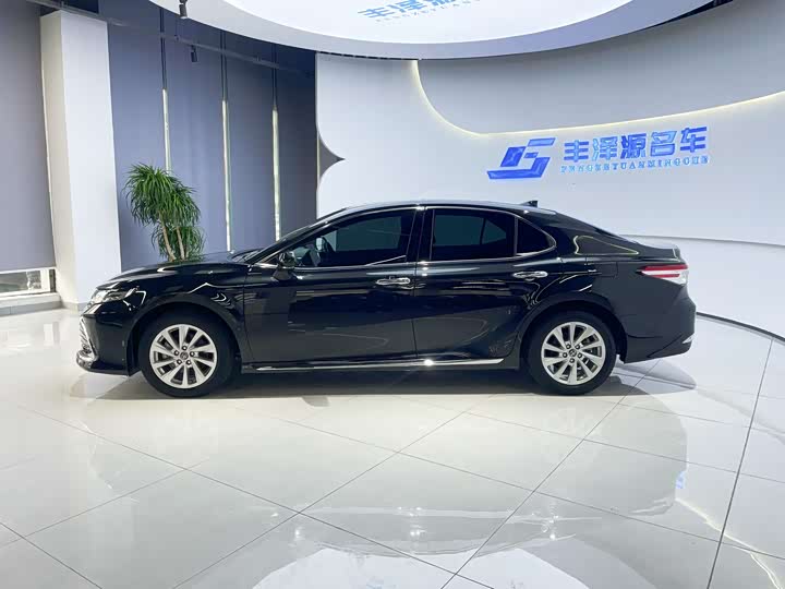 Фото 4 - Toyota Camry
