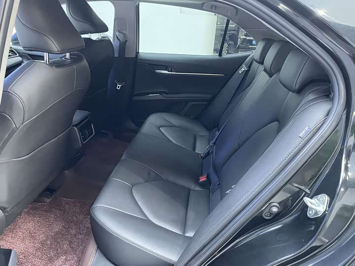 Фото 8 - Toyota Camry