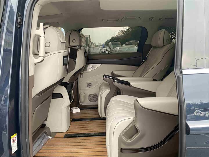 Фото 8 - Denza D9