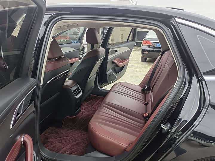 Фото 11 - Hongqi H5