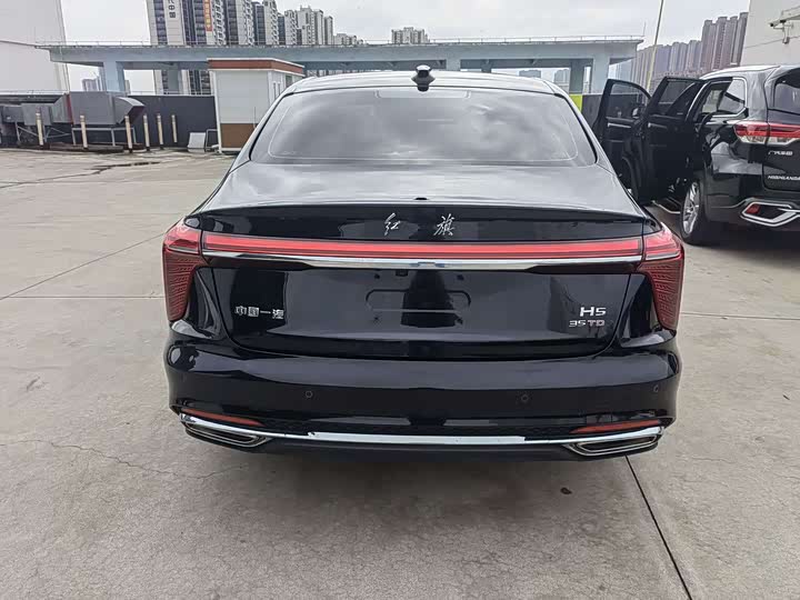 Фото 14 - Hongqi H5