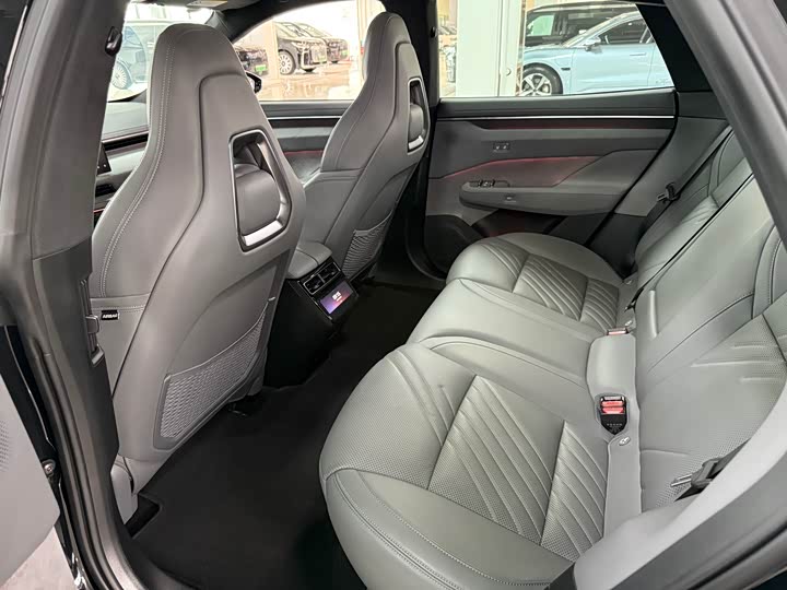 Фото 10 - Zeekr 001