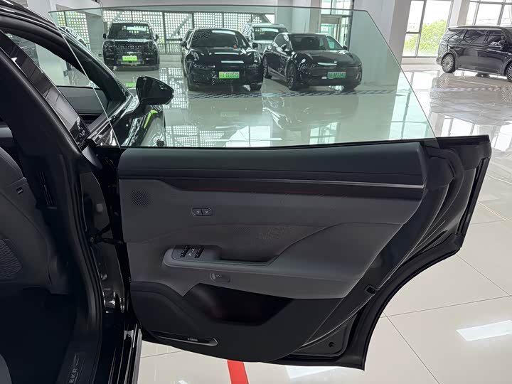 Фото 18 - Zeekr 001