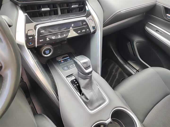 Фото 14 - Toyota Harrier