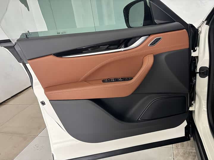 Фото 10 - Maserati Levante