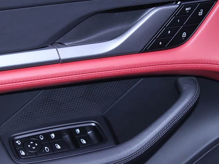 Фото 19 - Porsche Taycan