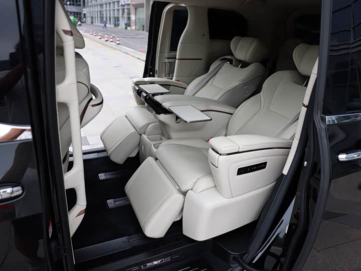 Фото 14 - Lexus LM