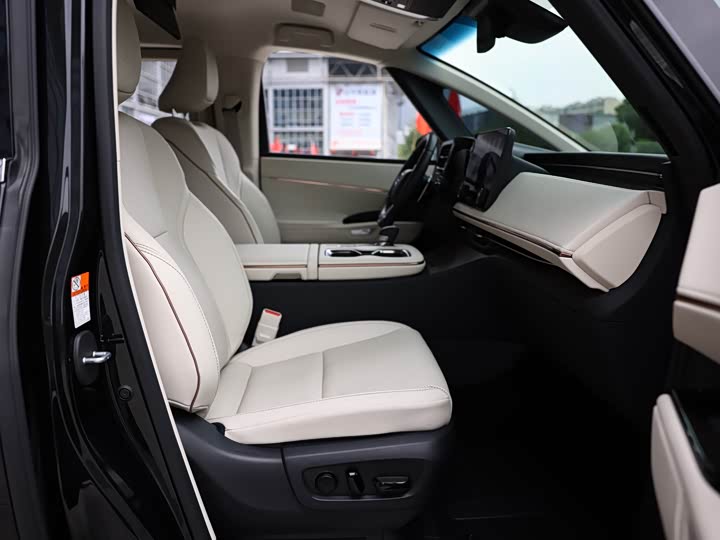 Фото 16 - Lexus LM