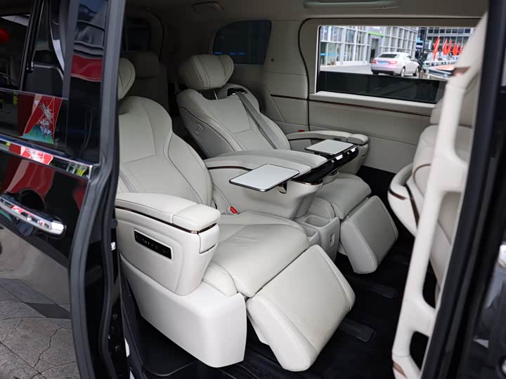 Фото 21 - Lexus LM