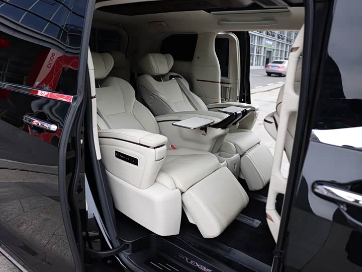 Фото 24 - Lexus LM