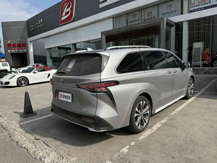 Фото 1 - Toyota Granvia