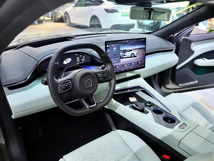 Фото 11 - Zeekr 001