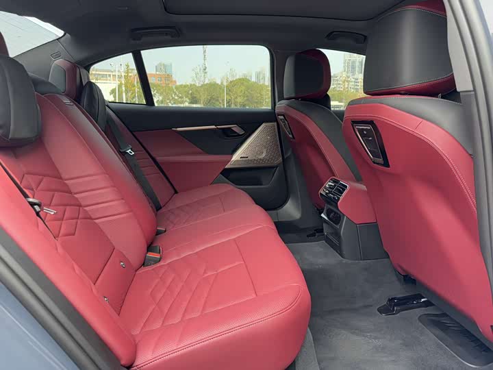 Фото 19 - BMW i5